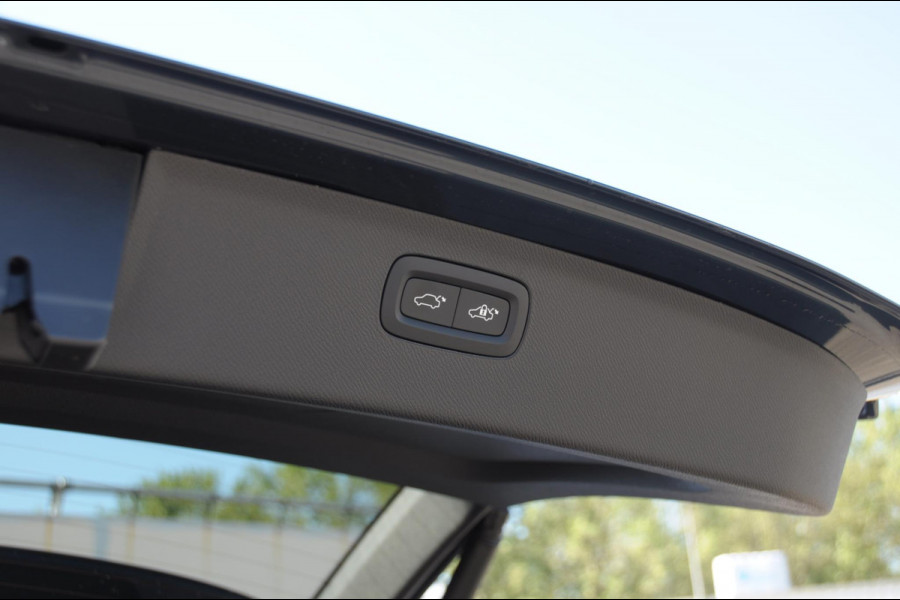 Volvo XC90 T8 455PK Automaat AWD Ultra Black Edition / Stoelmassage - en ventilatie Luchtvering / Trekhaak / Panoramadak / Google services / Elektrisch bedienbare voorstoelen met geheugen / Stoelverwarming voor en achter