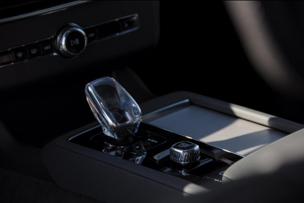 Volvo XC90 T8 455PK Automaat AWD Ultra Black Edition / Stoelmassage - en ventilatie Luchtvering / Trekhaak / Panoramadak / Google services / Elektrisch bedienbare voorstoelen met geheugen / Stoelverwarming voor en achter
