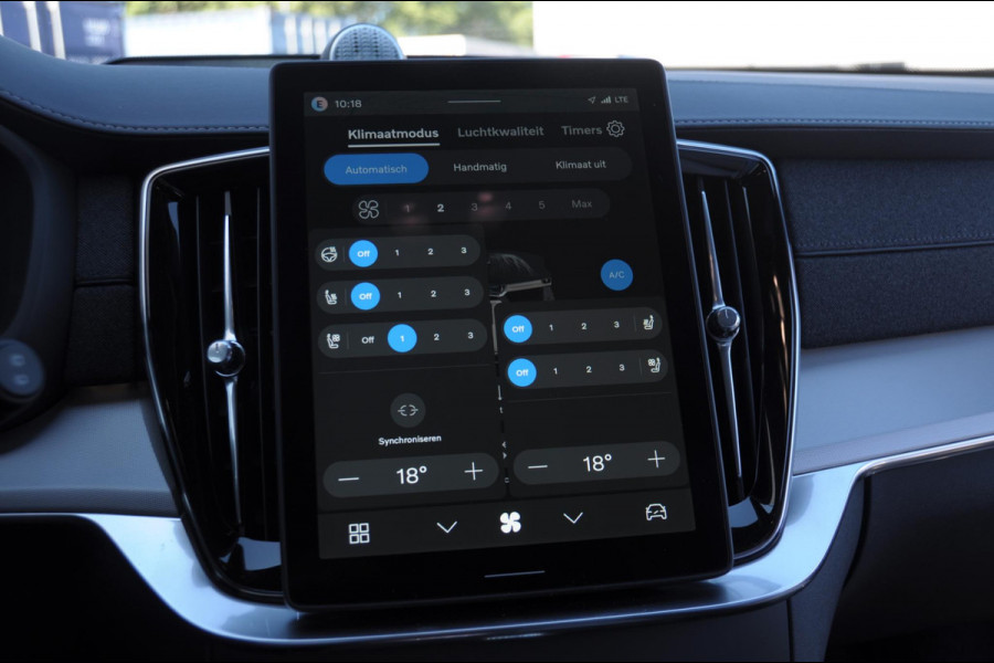 Volvo XC90 T8 455PK Automaat AWD Ultra Black Edition / Stoelmassage - en ventilatie Luchtvering / Trekhaak / Panoramadak / Google services / Elektrisch bedienbare voorstoelen met geheugen / Stoelverwarming voor en achter