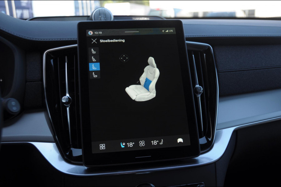 Volvo XC90 T8 455PK Automaat AWD Ultra Black Edition / Stoelmassage - en ventilatie Luchtvering / Trekhaak / Panoramadak / Google services / Elektrisch bedienbare voorstoelen met geheugen / Stoelverwarming voor en achter