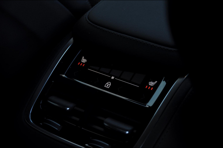 Volvo XC90 T8 455PK Automaat AWD Ultra Black Edition / Stoelmassage - en ventilatie Luchtvering / Trekhaak / Panoramadak / Google services / Elektrisch bedienbare voorstoelen met geheugen / Stoelverwarming voor en achter