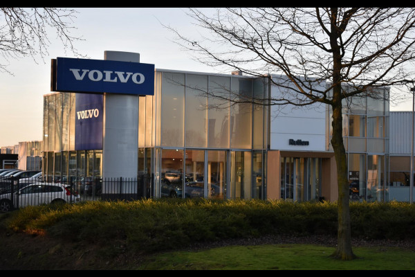 Volvo XC90 T8 455PK Automaat AWD Ultra Black Edition / Stoelmassage - en ventilatie Luchtvering / Trekhaak / Panoramadak / Google services / Elektrisch bedienbare voorstoelen met geheugen / Stoelverwarming voor en achter