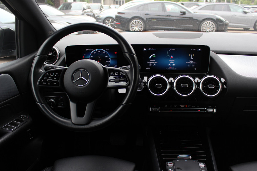 Mercedes-Benz B-Klasse 180 Business Solution / Camera / CarPlay / Half leder / 16'' / Cruise Control