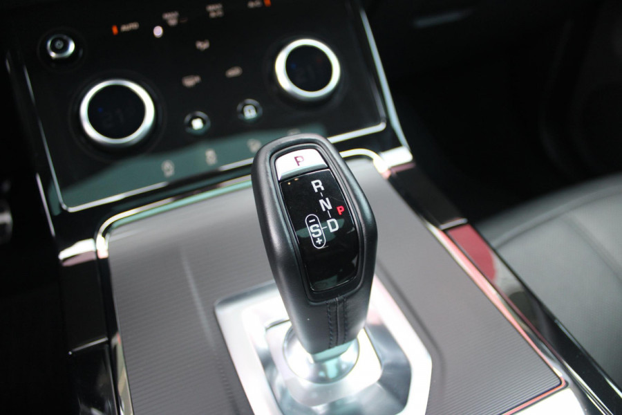Land Rover Range Rover Evoque 1.5 P300e AWD 309PK R-DYNAMIC SE | PANORAMADAK | ELEKTRISCH VERSTELBARE VOORSTOELEN  LEDEREN BEKLEDING | 20" LICHTMETALEN VELGEN | KEYLESS ENTRY / START | EXTRA GETINTE ACHTERRUITEN | FULL LED KOPLAMPEN | LED ACHTERLICHTEN | ADAPTIVE CRUISE CONTROL | APPLE CARPLAY | ACHTERKLEP ELEKTRISCH BEDIENBAAR |