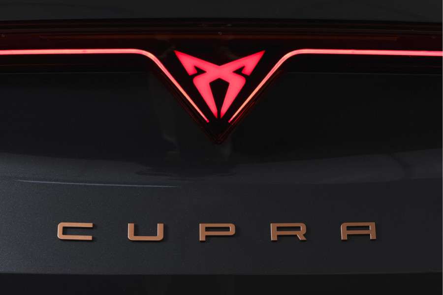 CUPRA Formentor 1.5 TSI e-Hybrid 204 PK Business | S/K-Panodak | Matrix Led | Elek Trekhaak | Dig. Cockpit | Adapt. Cruise | Stoel-+Stuurverw. | PDC | Camera | App. Connect | ECC | Elek. Klep | LM 19" | 8592