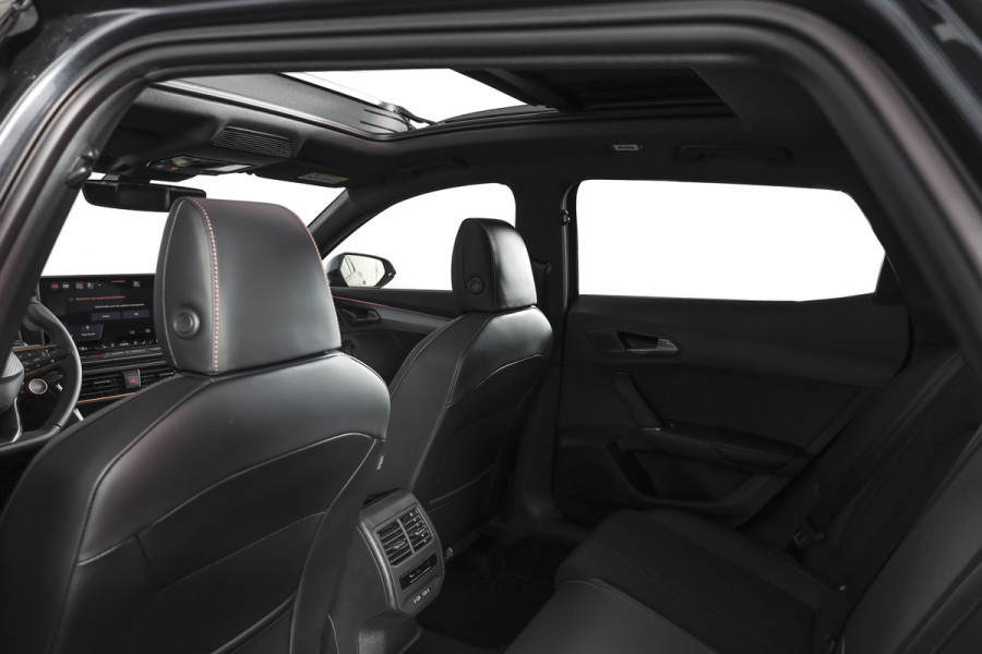 CUPRA Formentor 1.5 TSI e-Hybrid 204 PK Business | S/K-Panodak | Matrix Led | Elek Trekhaak | Dig. Cockpit | Adapt. Cruise | Stoel-+Stuurverw. | PDC | Camera | App. Connect | ECC | Elek. Klep | LM 19" | 8592