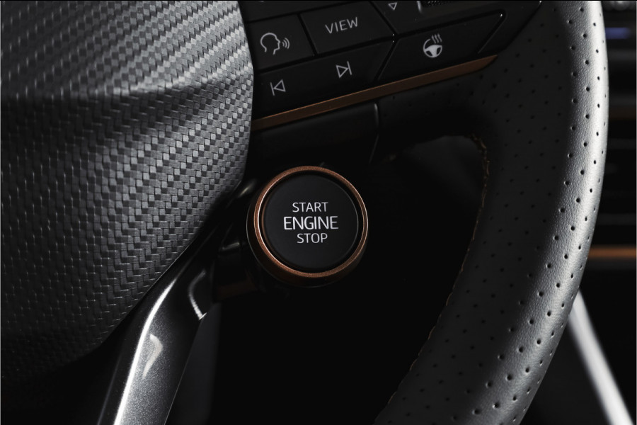 CUPRA Formentor 1.5 TSI e-Hybrid 204 PK Business | S/K-Panodak | Matrix Led | Elek Trekhaak | Dig. Cockpit | Adapt. Cruise | Stoel-+Stuurverw. | PDC | Camera | App. Connect | ECC | Elek. Klep | LM 19" | 8994