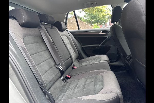 Volkswagen Golf 1.6 TDI Comfortline Business MASSAGE / CARPLAY / NAVI / ACC