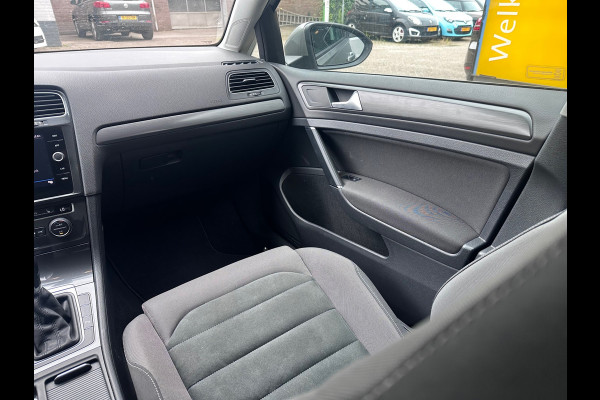 Volkswagen Golf 1.6 TDI Comfortline Business MASSAGE / CARPLAY / NAVI / ACC