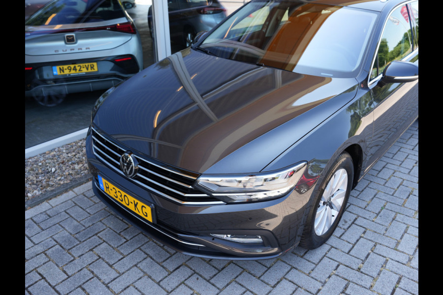 Volkswagen Passat Variant 1.5 TSI Business | Draadloze telefoonlader | Apple Carplay | Achteruitrijcamera |