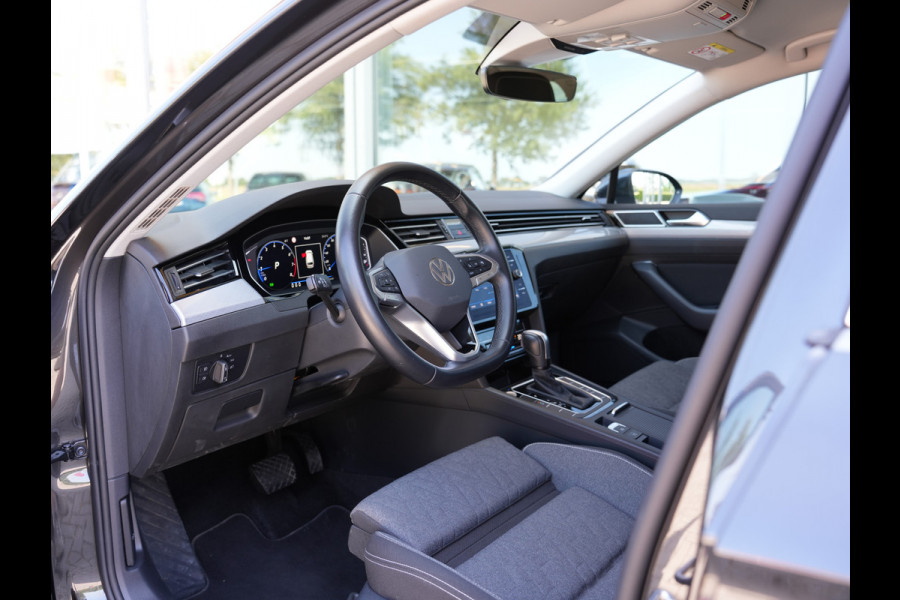 Volkswagen Passat Variant 1.5 TSI Business | Draadloze telefoonlader | Apple Carplay | Achteruitrijcamera |