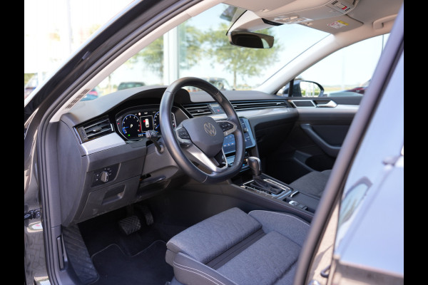 Volkswagen Passat Variant 1.5 TSI Business | Draadloze telefoonlader | Apple Carplay | Achteruitrijcamera |