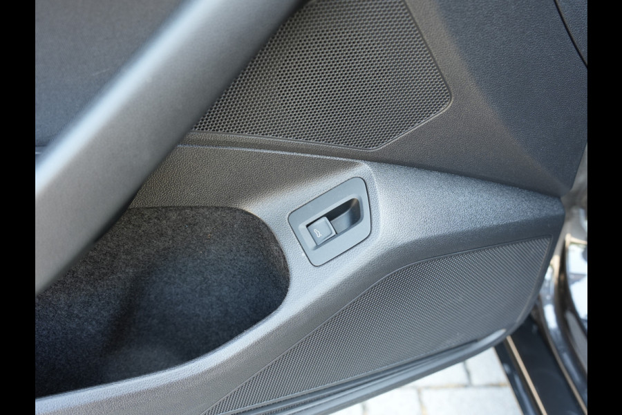 Volkswagen Passat Variant 1.5 TSI Business | Draadloze telefoonlader | Apple Carplay | Achteruitrijcamera |