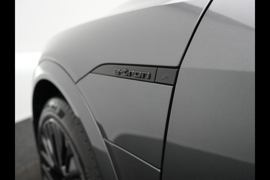 Audi Q8 e-tron 55 Quattro S Line 114 kWh 408pk Dealer O.H. | Trekhaak Afn. | Panodak | Luchtvering | Head Up | Adaptive Cruise | Bang & Olufsen | 360 Camera | Matrix LED | Alcantara Sportstoelen Verwarmd | Sfeerverlichting | Keyless | Blis | 21"L.M |