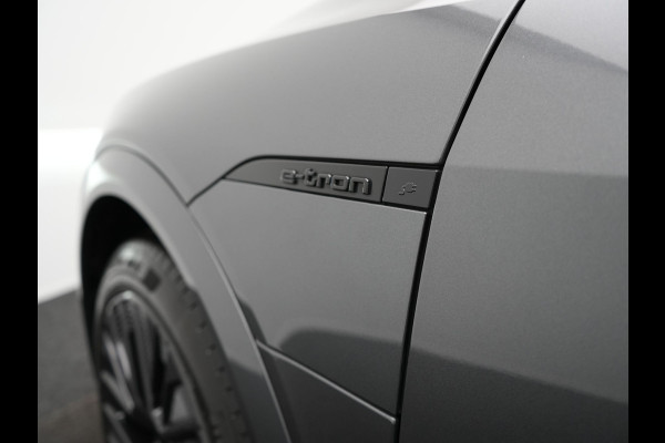 Audi Q8 e-tron 55 Quattro S Line 114 kWh 408pk Dealer O.H. | Trekhaak Afn. | Panodak | Luchtvering | Head Up | Adaptive Cruise | Bang & Olufsen | 360 Camera | Matrix LED | Alcantara Sportstoelen Verwarmd | Sfeerverlichting | Keyless | Blis | 21"L.M |