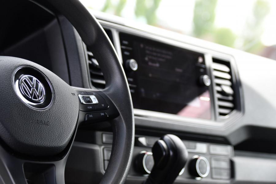 Volkswagen Crafter 35 2.0 TDI L3H3 PB Edition Camera, Cruise, Carplay, Carplay, Sensoren, geveerde stoel, Trekhaak, 140pk, Automaat, Multimedia, Uniek!