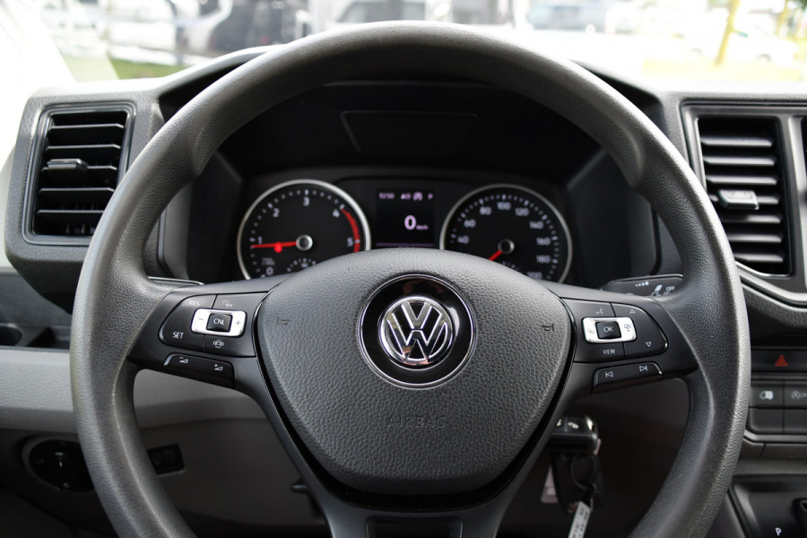 Volkswagen Crafter 35 2.0 TDI L3H3 PB Edition Camera, Cruise, Carplay, Carplay, Sensoren, geveerde stoel, Trekhaak, 140pk, Automaat, Multimedia, Uniek!