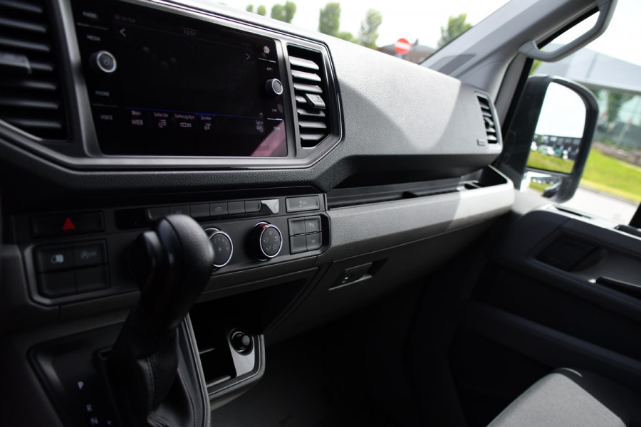 Volkswagen Crafter 35 2.0 TDI L3H3 PB Edition Camera, Cruise, Carplay, Carplay, Sensoren, geveerde stoel, Trekhaak, 140pk, Automaat, Multimedia, Uniek!