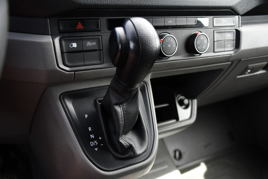 Volkswagen Crafter 35 2.0 TDI L3H3 PB Edition Camera, Cruise, Carplay, Carplay, Sensoren, geveerde stoel, Trekhaak, 140pk, Automaat, Multimedia, Uniek!