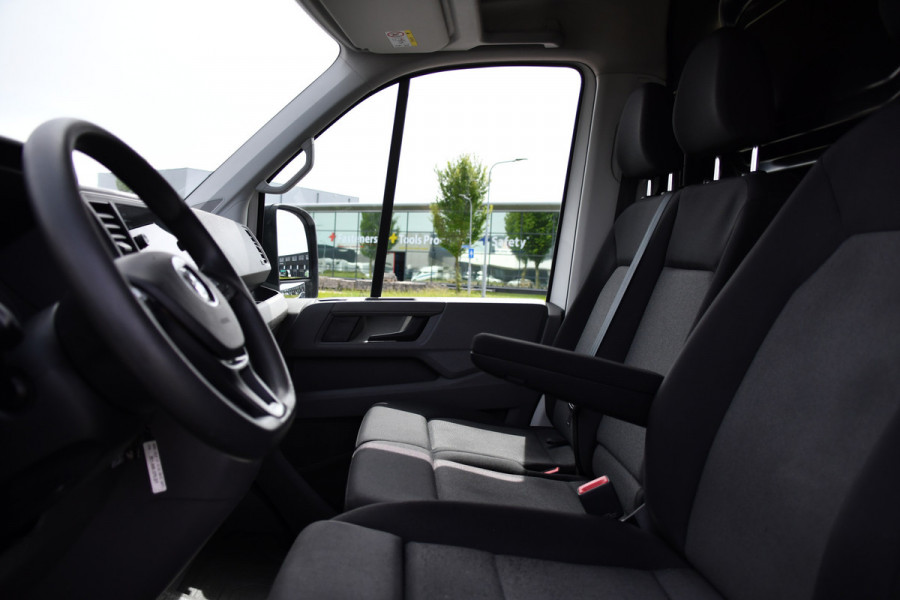 Volkswagen Crafter 35 2.0 TDI L3H3 PB Edition Camera, Cruise, Carplay, Carplay, Sensoren, geveerde stoel, Trekhaak, 140pk, Automaat, Multimedia, Uniek!