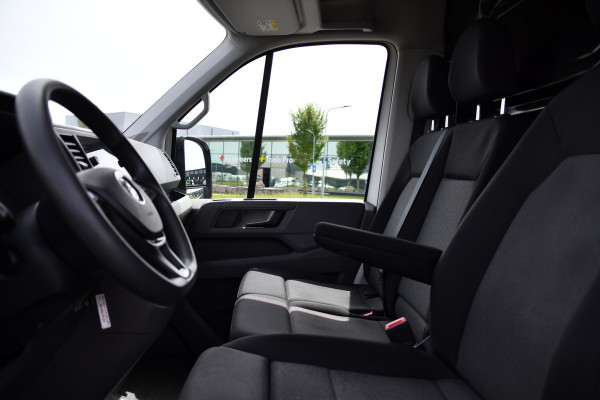 Volkswagen Crafter 35 2.0 TDI L3H3 PB Edition Camera, Cruise, Carplay, Carplay, Sensoren, geveerde stoel, Trekhaak, 140pk, Automaat, Multimedia, Uniek!