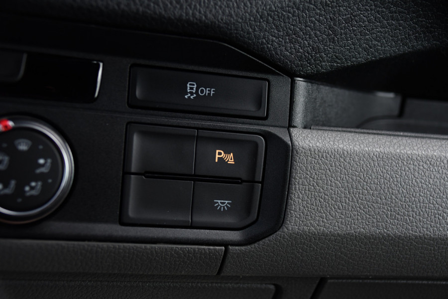 Volkswagen Crafter 35 2.0 TDI L3H3 PB Edition Camera, Cruise, Carplay, Carplay, Sensoren, geveerde stoel, Trekhaak, 140pk, Automaat, Multimedia, Uniek!