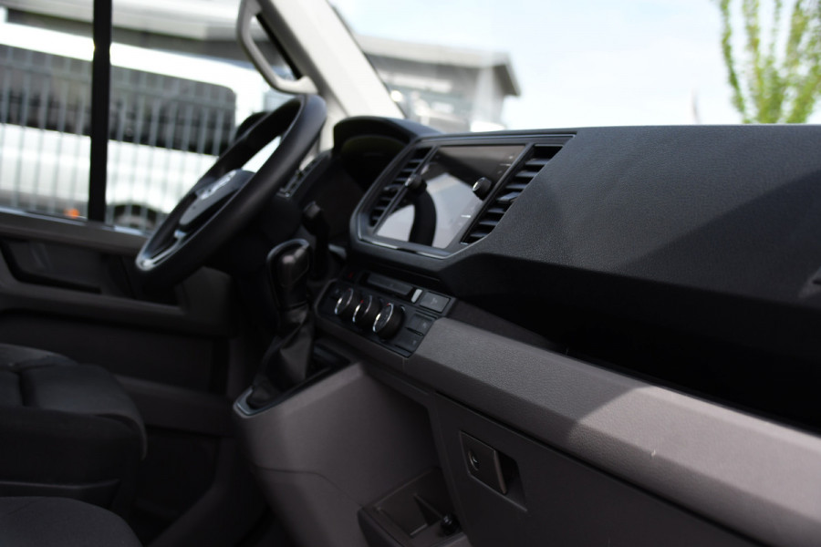 Volkswagen Crafter 35 2.0 TDI L3H3 PB Edition Camera, Cruise, Carplay, Carplay, Sensoren, geveerde stoel, Trekhaak, 140pk, Automaat, Multimedia, Uniek!