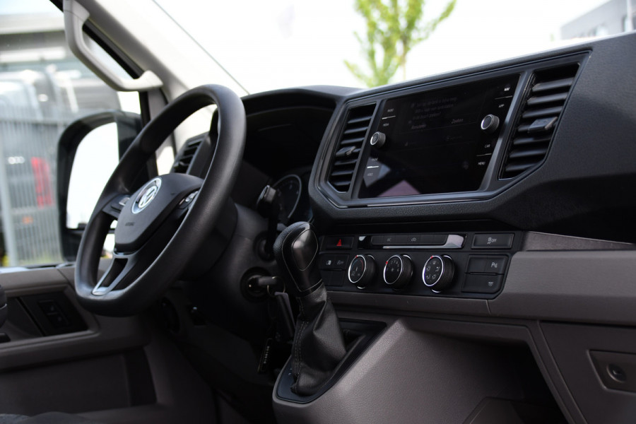 Volkswagen Crafter 35 2.0 TDI L3H3 PB Edition Camera, Cruise, Carplay, Carplay, Sensoren, geveerde stoel, Trekhaak, 140pk, Automaat, Multimedia, Uniek!