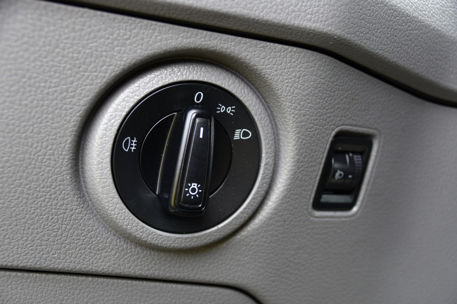 Volkswagen Crafter 35 2.0 TDI L3H3 PB Edition Camera, Cruise, Carplay, Carplay, Sensoren, geveerde stoel, Trekhaak, 140pk, Automaat, Multimedia, Uniek!