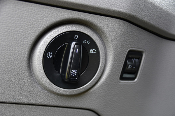 Volkswagen Crafter 35 2.0 TDI L3H3 PB Edition Camera, Cruise, Carplay, Carplay, Sensoren, geveerde stoel, Trekhaak, 140pk, Automaat, Multimedia, Uniek!