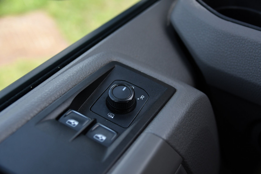 Volkswagen Crafter 35 2.0 TDI L3H3 PB Edition Camera, Cruise, Carplay, Carplay, Sensoren, geveerde stoel, Trekhaak, 140pk, Automaat, Multimedia, Uniek!