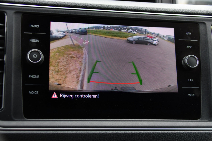 Volkswagen Crafter 35 2.0 TDI L3H3 PB Edition Camera, Cruise, Carplay, Carplay, Sensoren, geveerde stoel, Trekhaak, 140pk, Automaat, Multimedia, Uniek!