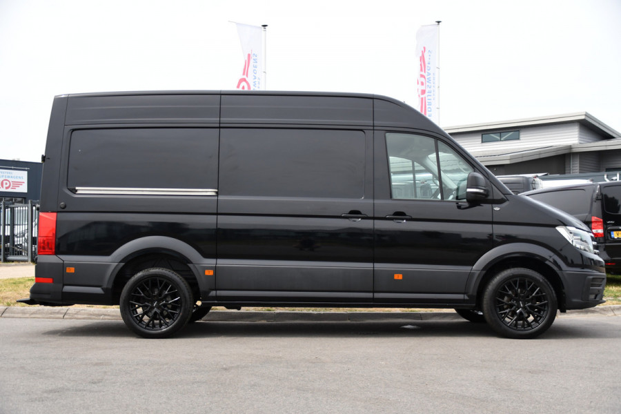 Volkswagen Crafter 35 2.0 TDI L3H3 Black Edition Camera, Adaptieve Cruise, Carplay, LED, Trekhaak, Voorruitverwarming, Sensoren, 177pk, Automaat, Uniek!