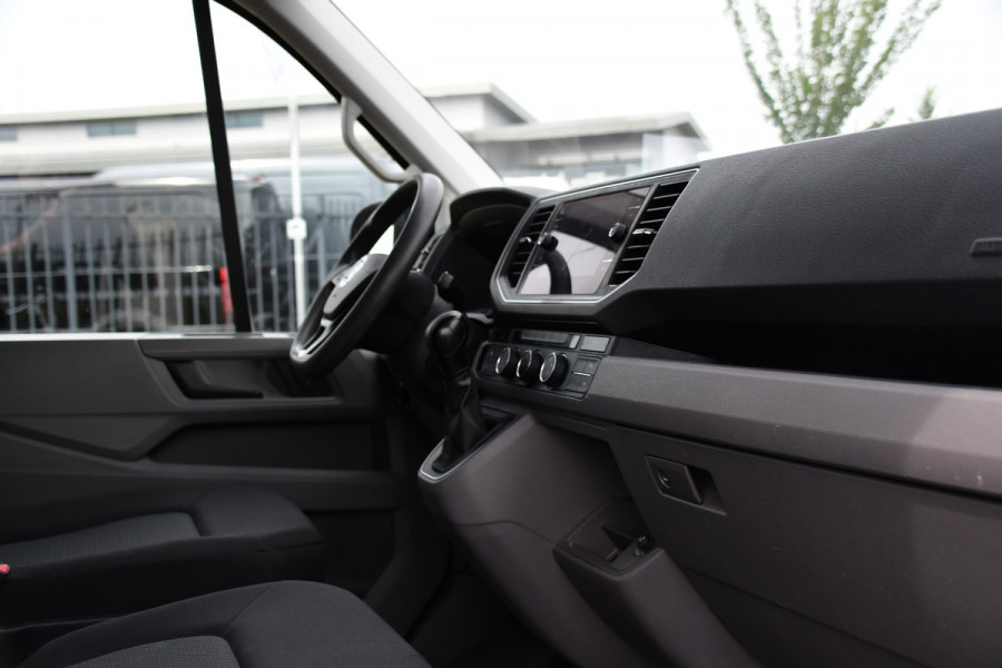 Volkswagen Crafter 35 2.0 TDI L3H3 Black Edition Camera, Adaptieve Cruise, Carplay, LED, Trekhaak, Voorruitverwarming, Sensoren, 177pk, Automaat, Uniek!