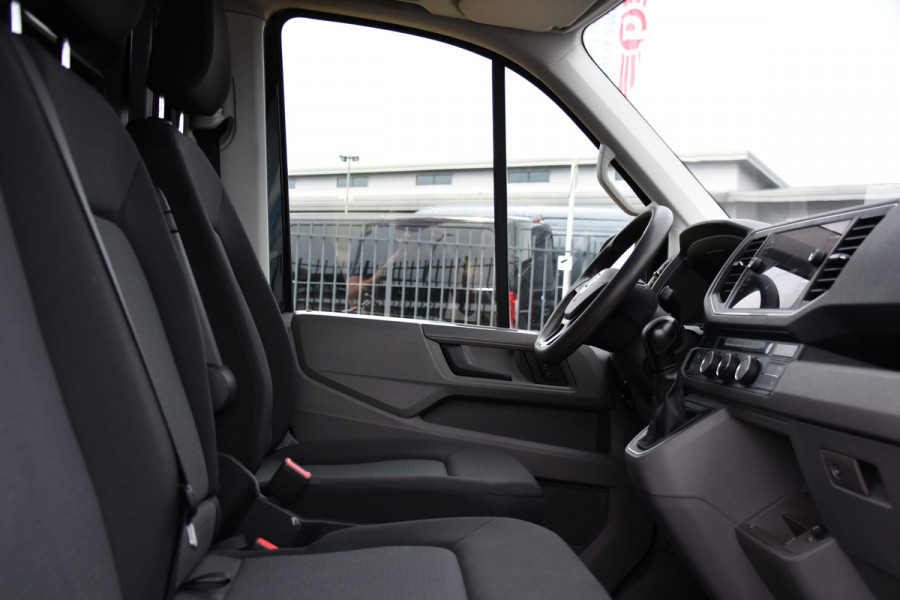 Volkswagen Crafter 35 2.0 TDI L3H3 Black Edition Camera, Adaptieve Cruise, Carplay, LED, Trekhaak, Voorruitverwarming, Sensoren, 177pk, Automaat, Uniek!
