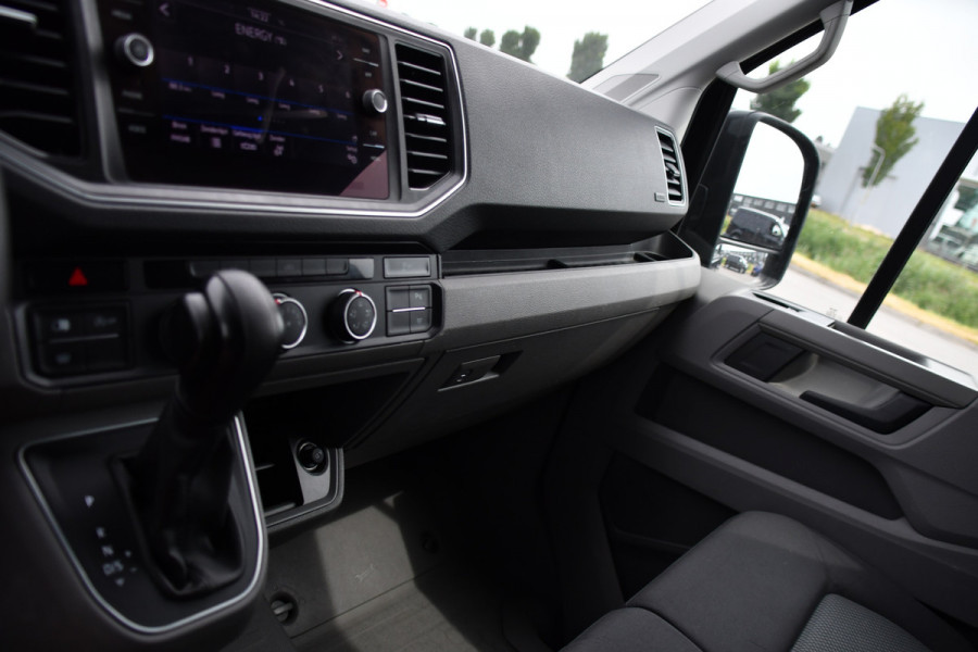 Volkswagen Crafter 35 2.0 TDI L3H3 Black Edition Camera, Adaptieve Cruise, Carplay, LED, Trekhaak, Voorruitverwarming, Sensoren, 177pk, Automaat, Uniek!