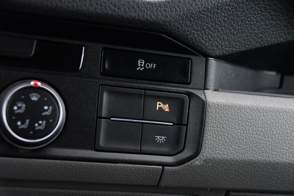 Volkswagen Crafter 35 2.0 TDI L3H3 Black Edition Camera, Adaptieve Cruise, Carplay, LED, Trekhaak, Voorruitverwarming, Sensoren, 177pk, Automaat, Uniek!