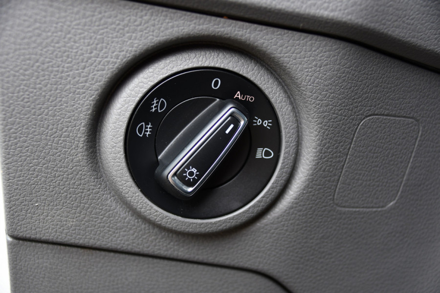 Volkswagen Crafter 35 2.0 TDI L3H3 Black Edition Camera, Adaptieve Cruise, Carplay, LED, Trekhaak, Voorruitverwarming, Sensoren, 177pk, Automaat, Uniek!