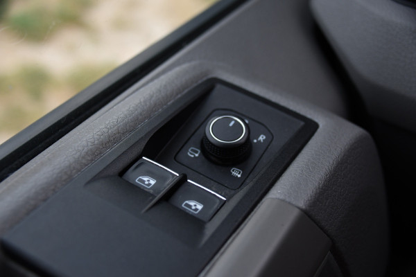 Volkswagen Crafter 35 2.0 TDI L3H3 Black Edition Camera, Adaptieve Cruise, Carplay, LED, Trekhaak, Voorruitverwarming, Sensoren, 177pk, Automaat, Uniek!