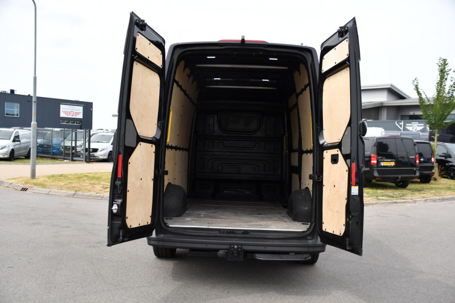 Volkswagen Crafter 35 2.0 TDI L3H3 Black Edition Camera, Adaptieve Cruise, Carplay, LED, Trekhaak, Voorruitverwarming, Sensoren, 177pk, Automaat, Uniek!