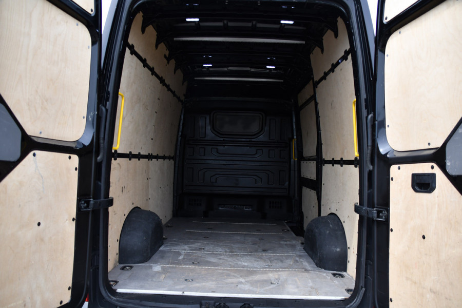Volkswagen Crafter 35 2.0 TDI L3H3 Black Edition Camera, Adaptieve Cruise, Carplay, LED, Trekhaak, Voorruitverwarming, Sensoren, 177pk, Automaat, Uniek!