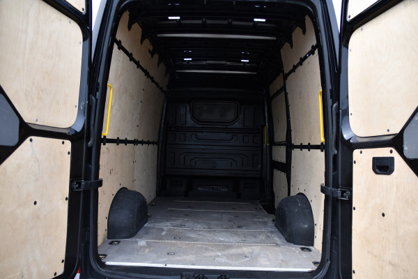 Volkswagen Crafter 35 2.0 TDI L3H3 Black Edition Camera, Adaptieve Cruise, Carplay, LED, Trekhaak, Voorruitverwarming, Sensoren, 177pk, Automaat, Uniek!