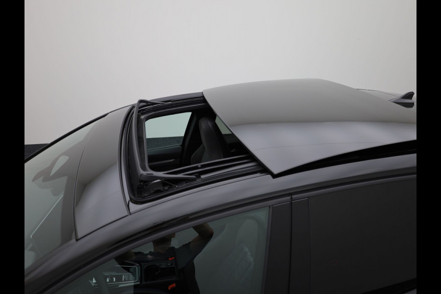 Volkswagen Golf 1.5 eTSI R-Line Edition | Pano | Keyless | Trekhaak wegkl. | IQ Light | Head Up | Harman/Kardon | Prijs Rijklaar!!