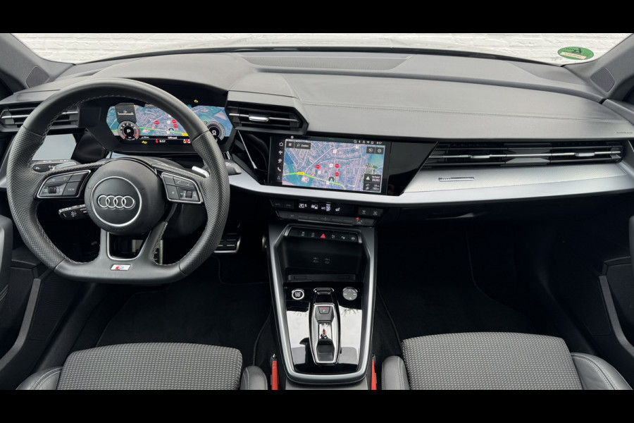 Audi A3 SPORTBACK 30 TFSI S-Line edition Automaat Achteruitrijcamera Navi Carplay All-Seasonbanden Clima S-line binnen en buiten