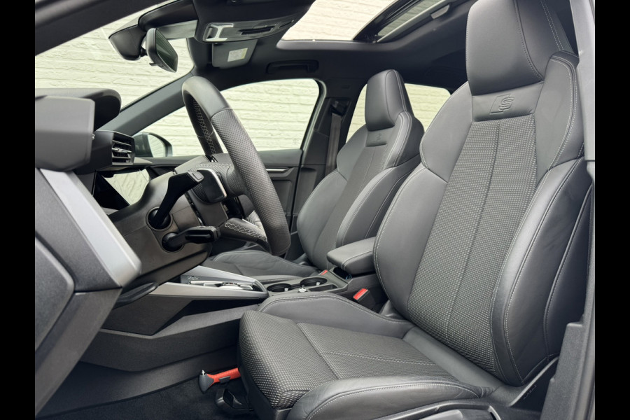 Audi A3 SPORTBACK 30 TFSI S-Line edition Automaat Achteruitrijcamera Navi Carplay All-Seasonbanden Clima S-line binnen en buiten