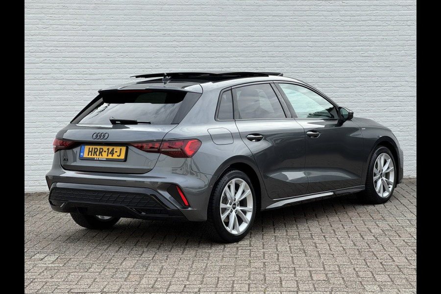 Audi A3 SPORTBACK 30 TFSI S-Line edition Automaat Achteruitrijcamera Navi Carplay All-Seasonbanden Clima S-line binnen en buiten