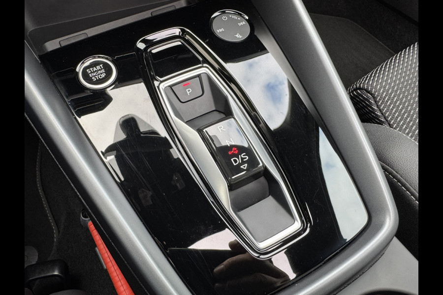 Audi A3 SPORTBACK 30 TFSI S-Line edition Automaat Achteruitrijcamera Navi Carplay All-Seasonbanden Clima S-line binnen en buiten