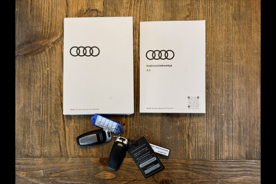 Audi A3 SPORTBACK 30 TFSI S-Line edition Automaat Achteruitrijcamera Navi Carplay All-Seasonbanden Clima S-line binnen en buiten