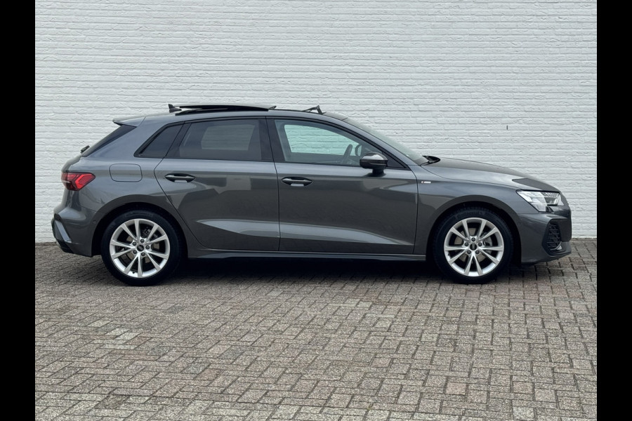 Audi A3 SPORTBACK 30 TFSI S-Line edition Automaat Achteruitrijcamera Navi Carplay All-Seasonbanden Clima S-line binnen en buiten
