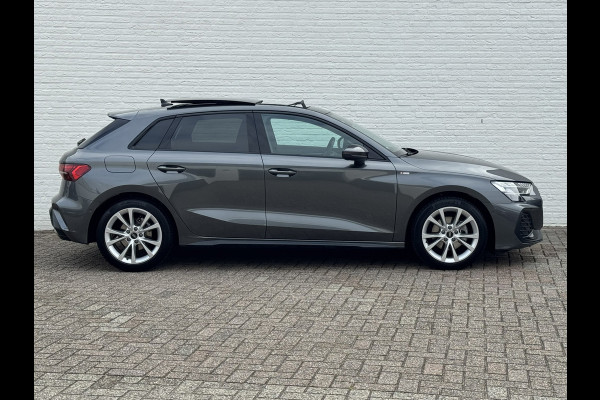 Audi A3 SPORTBACK 30 TFSI S-Line edition Automaat Achteruitrijcamera Navi Carplay All-Seasonbanden Clima S-line binnen en buiten